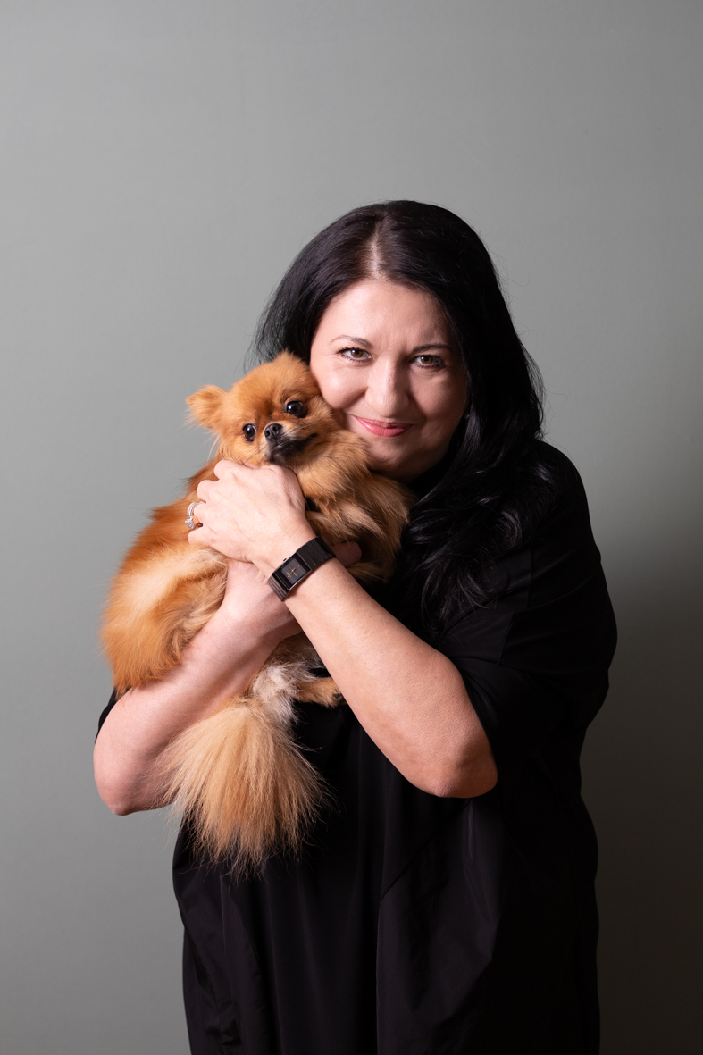 Claudia Schmidt mit Hund Gizmo